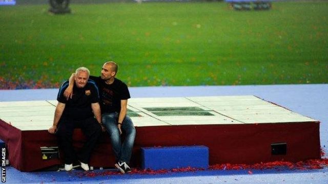 گواردیولا و کارلس نادال، نماینده بارسا در پایان جشن قهرمانی لیگ قهرمانان اروپا در نوکمپ در سال ۲۰۱۱ - پپ یک سال بعد این باشگاه را ترک کرد
