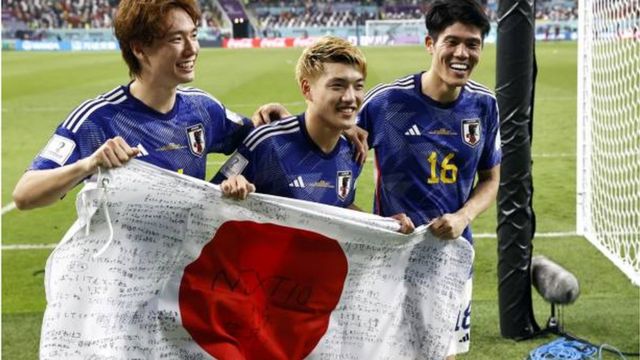 لاعبين من المنتخب الياباني بعد تأهلهم