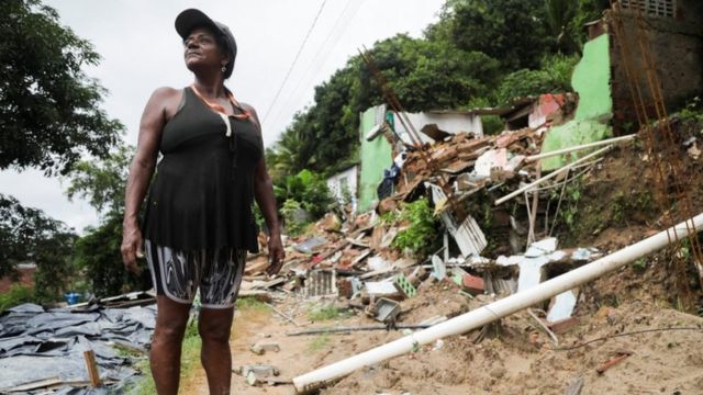 Una mujer mira los escombros de las casas en Recife