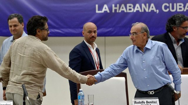 Iván Marquez se da la mano con Humberto de la Calle