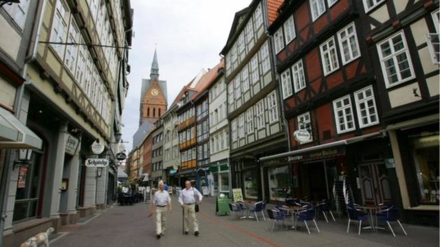 Nyuma y'imyaka 70 Intambara ya Kabiri y'Isi irangiye, ibisasu bya bombe biracyagaragara mu mujyi wa Hannover