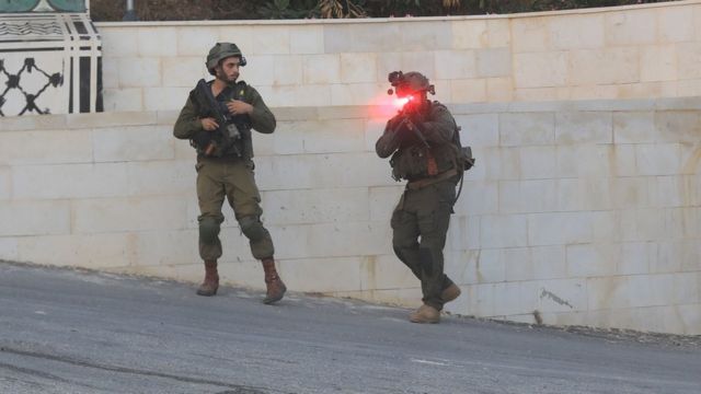 جنديان من الجيش الإسرائيلي في نابلس.