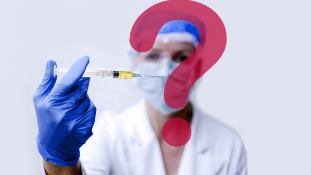 Imagem reproduz uma pessoa que trabalha na área da saúde aplicando uma vacina em um símbolo de interrogação