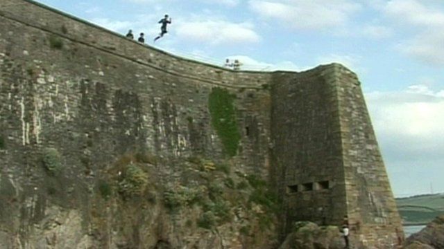 Person ''tomb stoning'' - still from social media footage