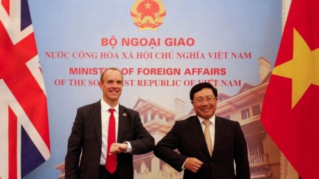 Deputy Prime Minister Pham Binh Minh welcomes and holds talks with British Foreign and Development Minister Dominic Raab.