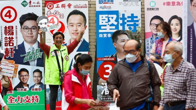 香港九龙黄大仙建制派候选人工作人员与志愿者向途人宣传（10/12/2023）