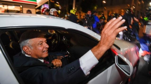 López Obrador saluda a sus seguidores