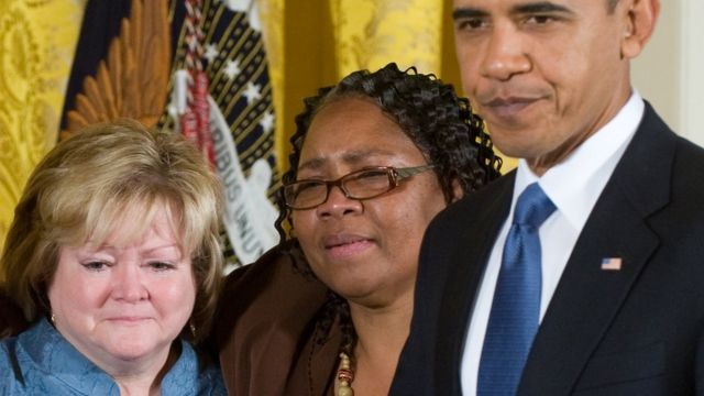 Judy Shepard (à esq) na Casa Branca em 2009, quando uma lei para prevenir crimes de ódio foi assinada pelo então presidente Barack Obama (dir.)