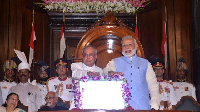 पंतप्रधान नरेंद्र मोदी आणि तत्कालीन राष्ट्रपती प्रणव मुखर्जी