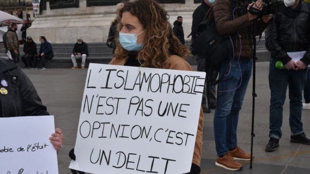 لافتة في تظاهرة في فرنسا في مارس/ آذار الماضي تقول "كراهية الإسلام ليست رأيا بل جريمة"