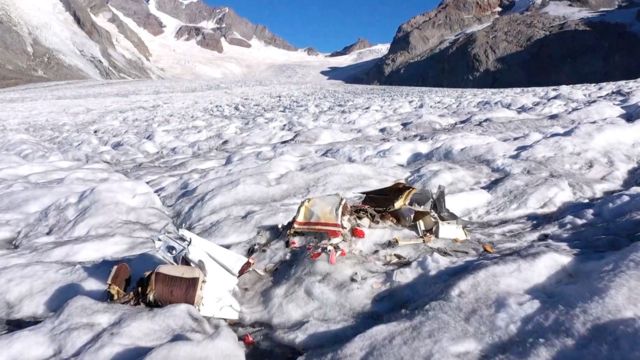 Los restos de una avioneta han quedado al descubierto debido a la descongelación del hielo.