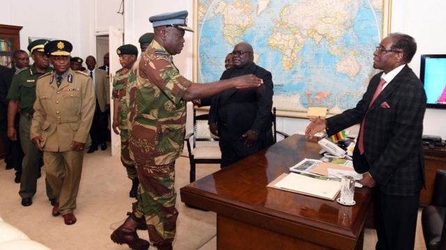 Mugabe alikutana na wakuu wa jeshi ambao wamechukua udhibiti wa serikali mapema leo