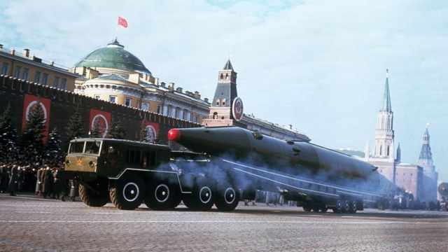 Desfile militar con misiles nucleares en 1967.
