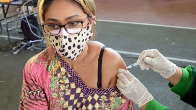 ইন্দোনেশিয়ার বালিতে টিকা নিচ্ছেন এক নারী। প্রধানত চীনের তৈরি সিনোভ্যাক টিকা দেওয়া হচ্ছে সেদেশে