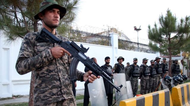 در روزهای اخیر نیروهای امنیتی بیشتری برای محافظت در برابر پارلمان پاکستان دیده شده‌ است