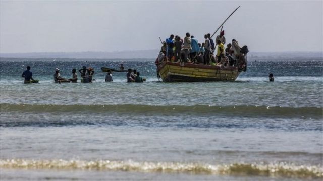 Wakazi wanaoishi karibu na bandari ya MocÃ­mboa da Praia wanaendelea kukimbia makazi yao