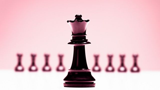 Centrarse en dos reinas una al lado de la otra entre otras piezas de ajedrez  el concepto de confrontación la lucha de los líderes la estrategia de ganar  en un juego de ajedrez