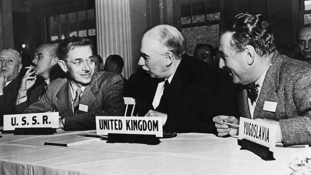Les représentants de 44 pays se sont réunis à Bretton Woods. Au centre, l'économiste britannique John Maynard Keynes.