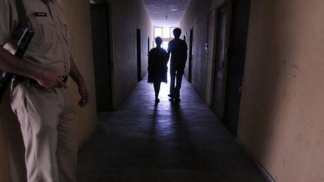 வீட்டைவிட்டு ஓடிப் போய் திருமணம் செய்து கொள்ளும் ஜோடியினர் தங்குமிட முகாம்களில் காவல் துறையினரின் பாதுகாப்புடன் வாழ்கின்றனர்.