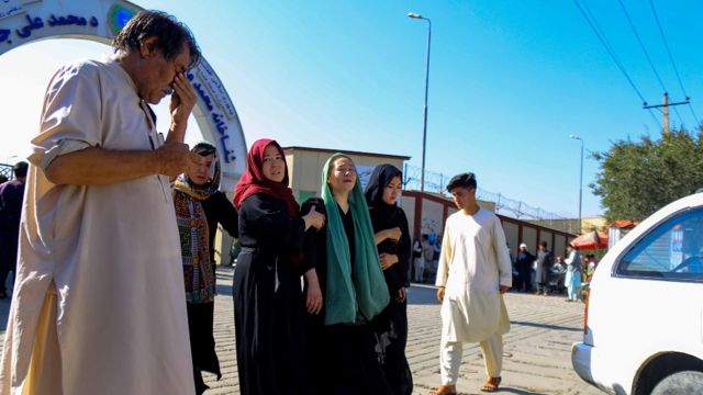 Una mujer llorando es sostenida por otras mujeres a la entrada de un hospital en Kabul