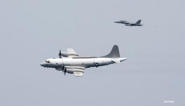 เครื่องบินลาดตระเวน EP-3E ของกองทัพเรือสหรัฐฯ และเครื่องบินรบอีกลำหนึ่ง บินผ่านเหนือเรือบรรทุกเครื่องบิน ยูเอสเอส แฮร์รี เอส ทรูแมน ในอ่าวอาหรับเมื่อเดือนเม.ย.ของปีที่แล้ว