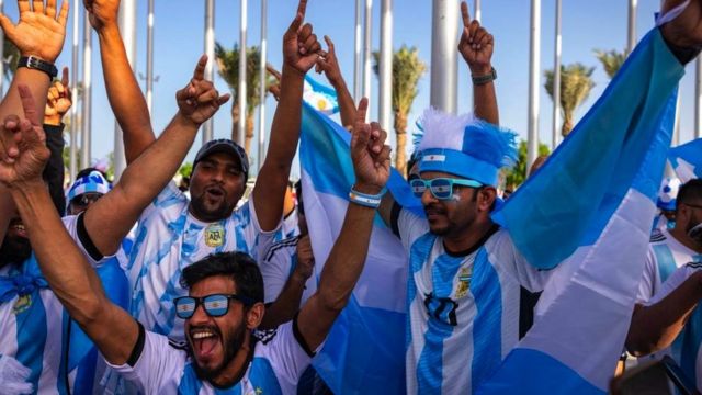 Seguidores de la selección de fútbol de mayores de Argentina.