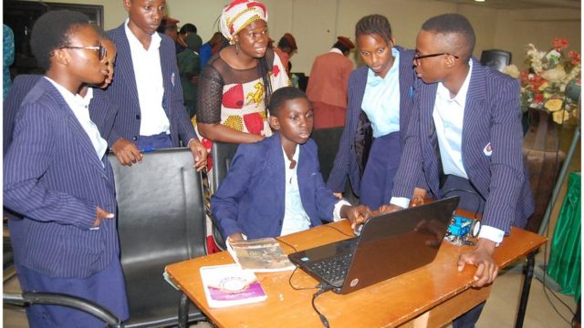 Students dey front of laptop