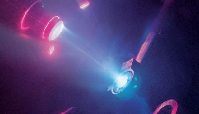 Rayos aplicados al agua para crear hielo superiónico. (Imagen: M. Millot/E. Kowaluk/J.Wickboldt/LLNL/LLE/NIF)