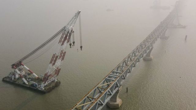 পদ্মা সেতু নির্মাণ কাজ চলছে।