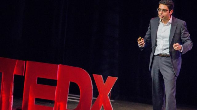 Una persona dando una "charla TED" o TED Talk