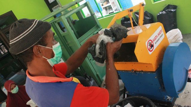 Ketika Sampah Plastik Kresek Diubah Menjadi Bahan Pembuatan Aspal Bbc