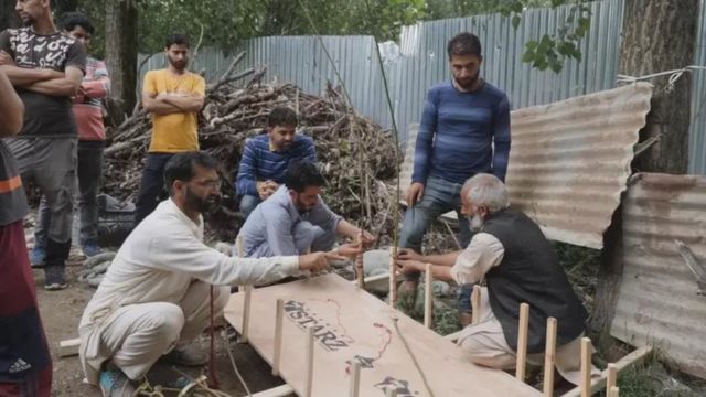 சுனில் குமாரின் இறுதி ஊர்வலத்திற்கு ஏற்பாடு செய்யும் கிராம மக்கள்