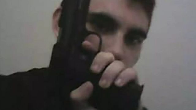 Nikolas Cruz con un arma