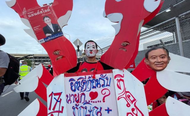 Thaksin supporters at the airport