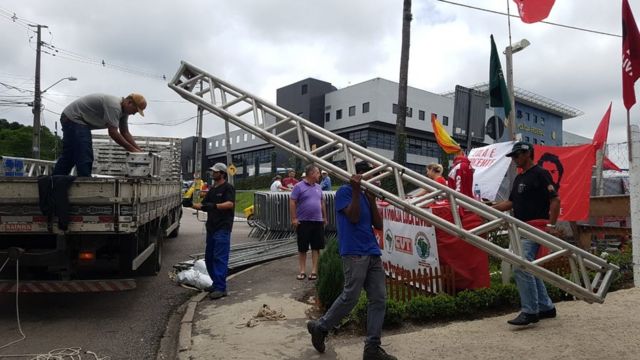 Estrutura é descarregada de caminhão