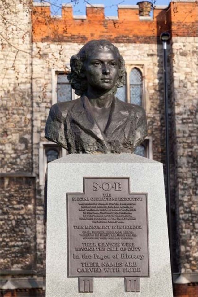 Памятник Виолетте Шабо и всем разведчицам УСО в Лондоне