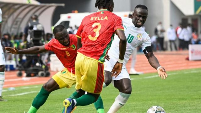 Guinea midfielder Naby Keita and defender Issiaga Sylla fight for for ball wit Senegal forward Sadio Mane