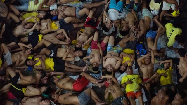 마닐라 케존시 감옥에 누워있는 죄수들