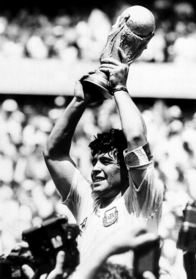 Diefo Maradona alzando la Copa del Mundo en 1986
