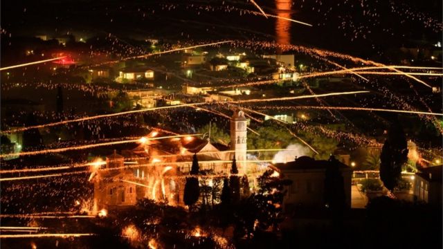 ليلة عيد الفصح تطلق الكنائس اليونانية الألعاب النارية