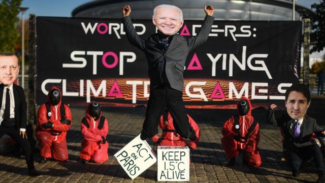 محتجون يرتدون زي شخصيات سكويد غايم خلال انعقاد قمة المناخ الأخيرة في غلاسكو