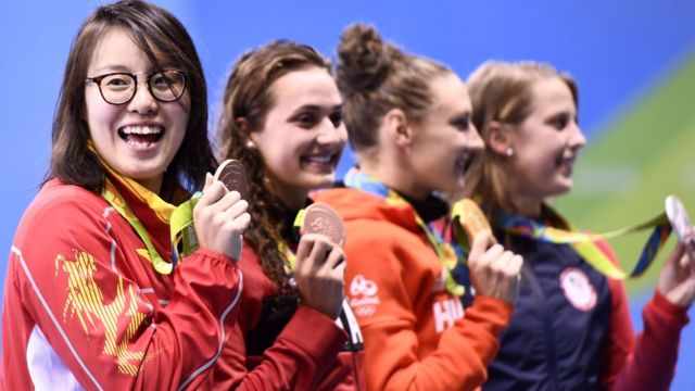 La nadadora china Fu Yuanhui sonríe con su medalla de bronce en la categoría de 100 metros espalda.