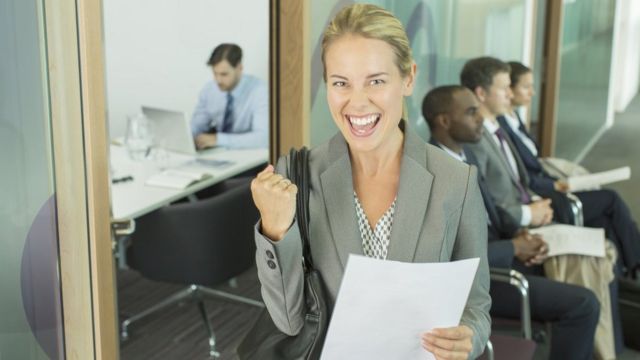 Mujer feliz tras entrevista de trabajo.