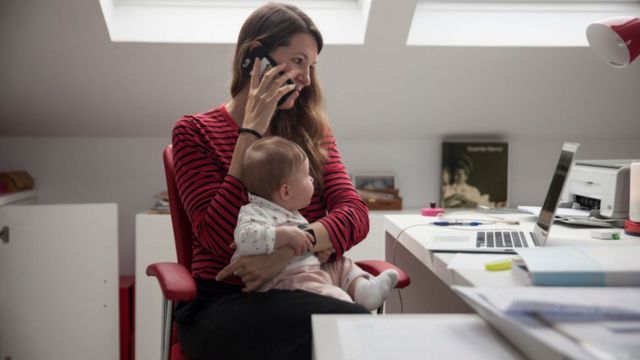 Mamá con bebé en brazos