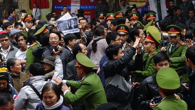 Cảnh sát giải tán người biểu tình chống Trung Quốc tại trung tâm thành phố Hà Nội vào ngày 9 tháng 12 năm 2012.