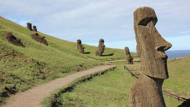 Moai na ilha de páscoa na caverna esculturas de pedra de desenhos animados  vetoriais isolados na montanha