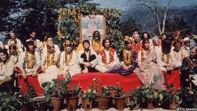 Os Beatles e suas companheiras no ashram de Maharishi Mahesh Yogi em março de 1968