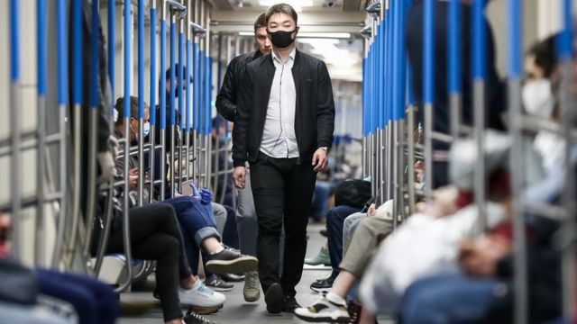 Власти Москвы объясняли введение "масочного режима", в том числе в метро, тем, что восстанавливается работа предприятий и строительство