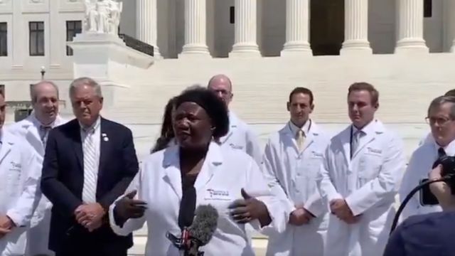 لقطة من فيديو يظهر أطباء يتجمعون أمام المحكمة الأمريكية العليا