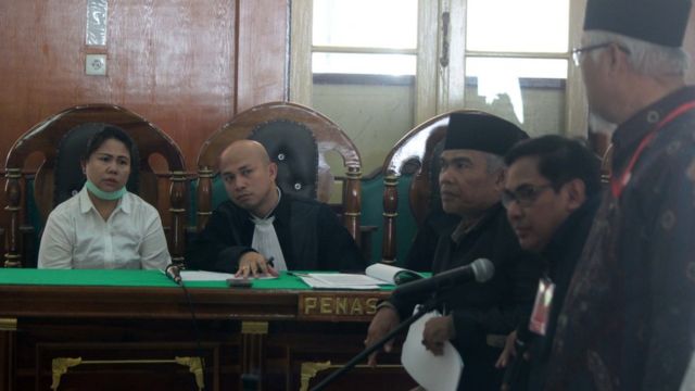 Terdakwa kasus dugaan penistaan agama Meliana (kiri) mengikuti persidangan dengan agenda mendengarkan keterangan saksi di Pengadilan Negeri Medan, Sumatera Utara, Selasa (24/7).